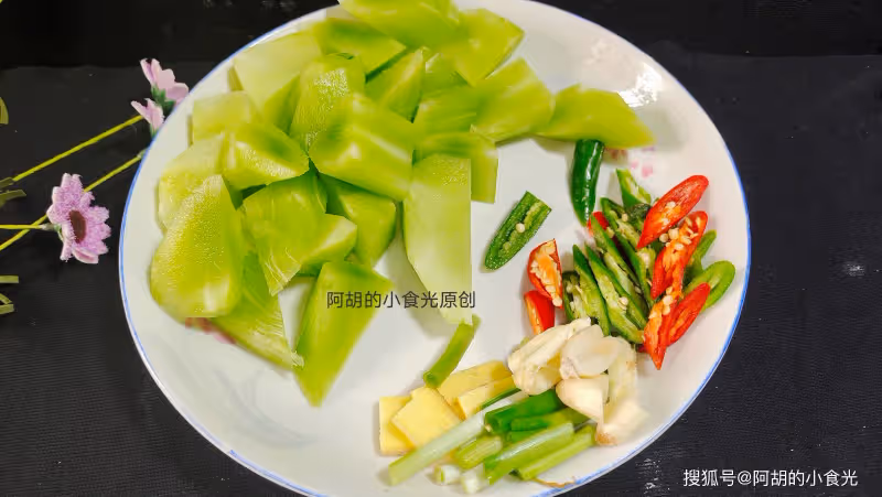 春天使勁吃,口口脆嫩賽千金!配臘雞腿燉,嫩到飛起特解饞,有菜有肉清香不膩