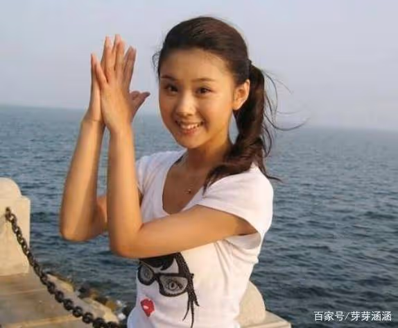 她是馮鞏的「女兒」,出道20年從不拍吻戲,如今36歲美得像18歲