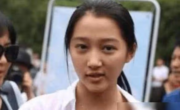 關曉彤卸妝後,baby卸妝後,迪麗熱巴卸妝後,差距直接就出來了