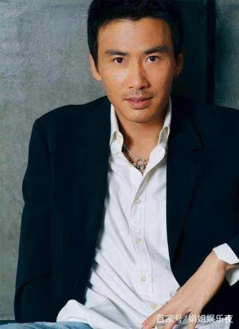 他是北影學霸,出道多年從不拍愛情片,與妻子相愛20年恩愛如初