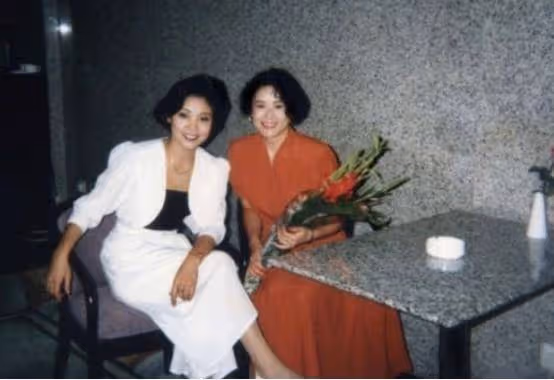 曾是春晚著名歌手,父母去世後又痛失丈夫,如今和女兒相依為命