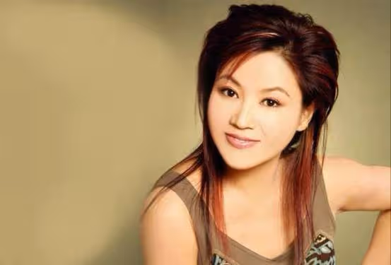 曾是春晚著名歌手,父母去世後又痛失丈夫,如今和女兒相依為命
