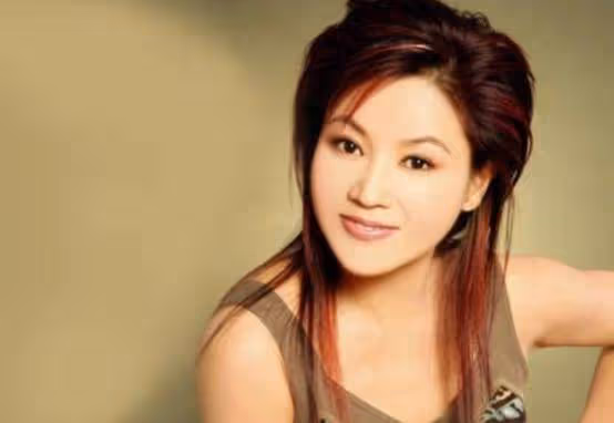 曾是春晚著名歌手,父母去世後又痛失丈夫,如今和女兒相依為命