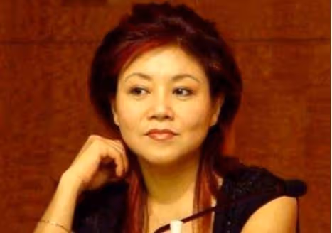 曾是春晚著名歌手,父母去世後又痛失丈夫,如今和女兒相依為命