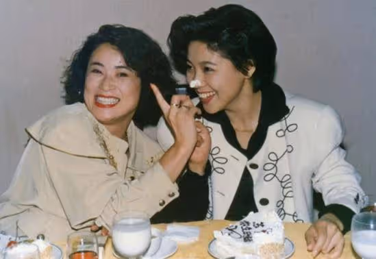 曾是春晚著名歌手，父母去世後又痛失丈夫，如今和女兒相依為命