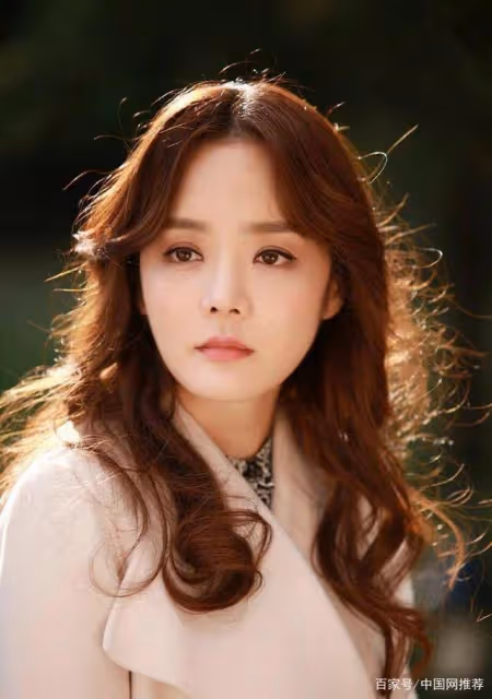 她27歲離婚,後遠嫁中國,被公婆寵上天,今39歲美成這樣!