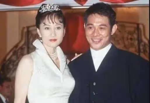 李連杰妻子21年前舊照曝光,穿泳衣躺沙灘風情萬種,美過劉嘉玲