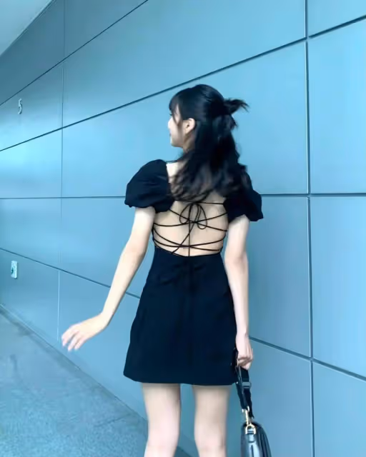 告別單調,展現你的性感魅力!露背裝的時尚穿搭技巧
