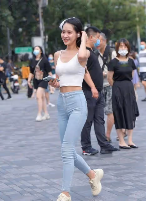 告別單調,展現你的性感魅力!露背裝的時尚穿搭技巧