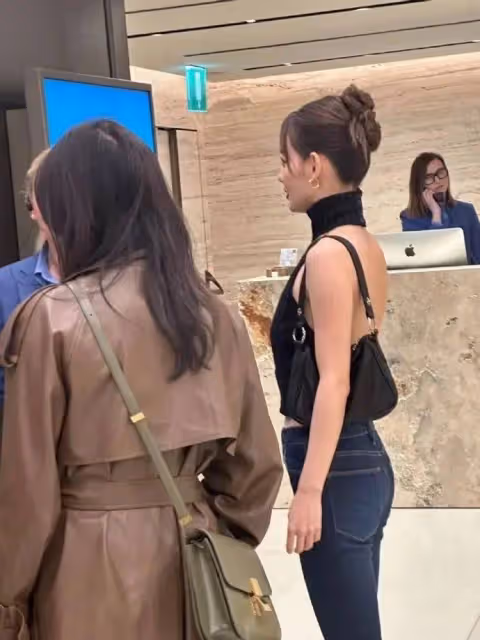 告別單調,展現你的性感魅力!露背裝的時尚穿搭技巧