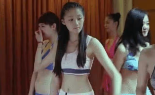 關曉彤早期「泳衣照」曝光,扎著雙馬尾清純可人,美出了一種境界