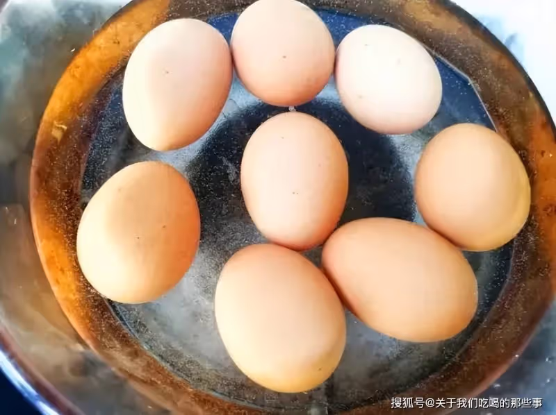 煮雞蛋時，是熱水下鍋，還是冷水下鍋？煮幾分鐘最鮮嫩？漲知識了