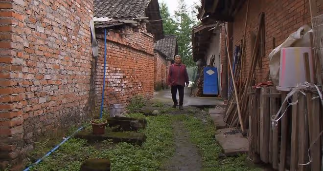 71歲老人回家養老，竟然被兒子兒媳斷水斷電，廁所都不能上