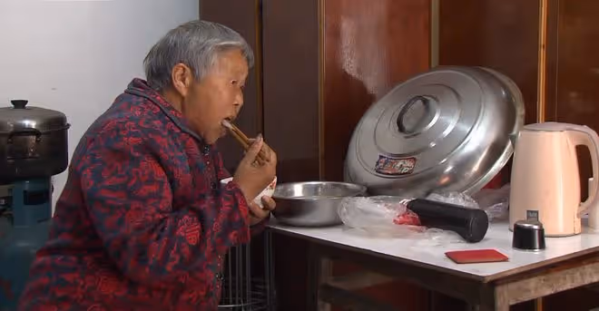 71歲老人回家養老，竟然被兒子兒媳斷水斷電，廁所都不能上