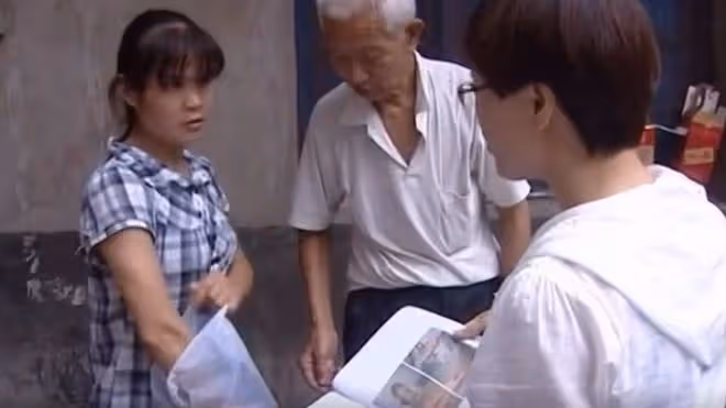 妙齡女遠嫁智障男，遭丈夫多次家暴，丈夫質疑：孩子誰的