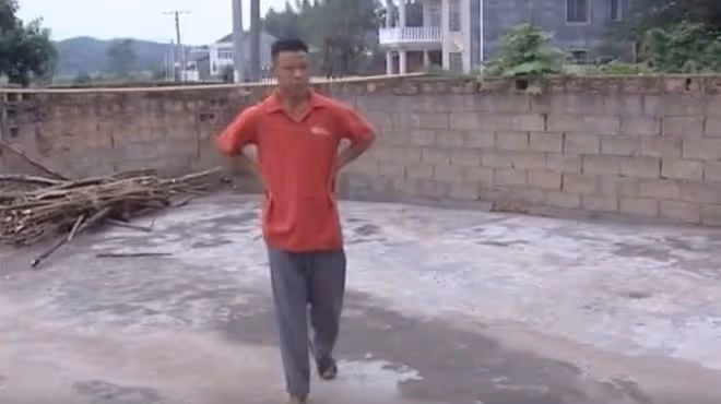妙齡女遠嫁智障男，遭丈夫多次家暴，丈夫質疑：孩子誰的