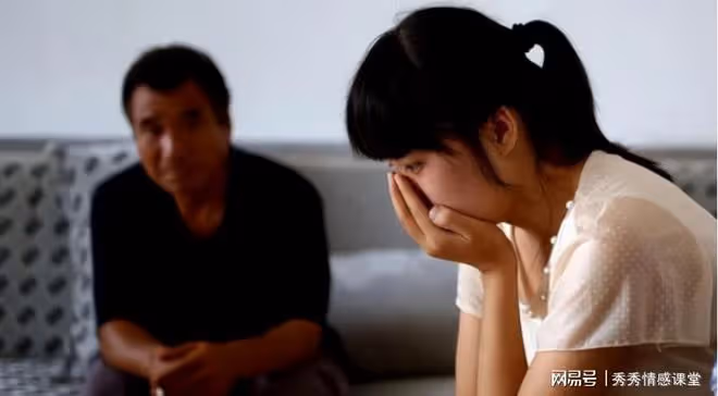 我爸把房賣了,房款給了繼女,現在跟我每個月要3000生活費
