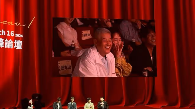 趙本山出席活動了!現身澳門喜劇節人氣不減,進場時全場起立歡迎
