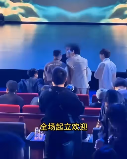 趙本山出席活動了!現身澳門喜劇節人氣不減,進場時全場起立歡迎