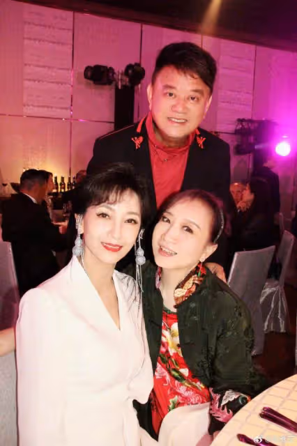 70歲趙雅芝攜夫出席活動,與郭晶晶婆婆等港星同框,不像七旬老人