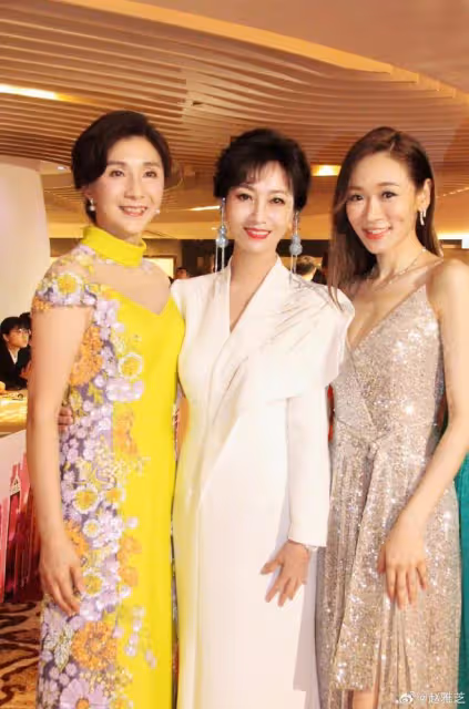 70歲趙雅芝攜夫出席活動,與郭晶晶婆婆等港星同框,不像七旬老人