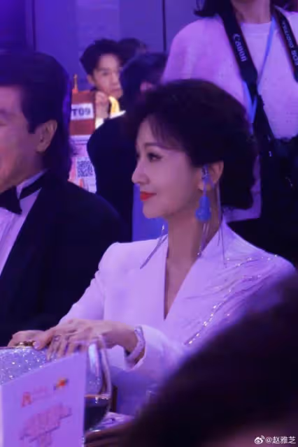 70歲趙雅芝攜夫出席活動,與郭晶晶婆婆等港星同框,不像七旬老人