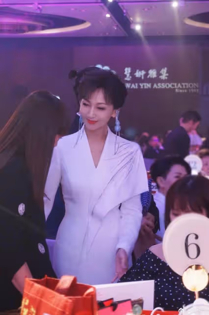 70歲趙雅芝攜夫出席活動,與郭晶晶婆婆等港星同框,不像七旬老人