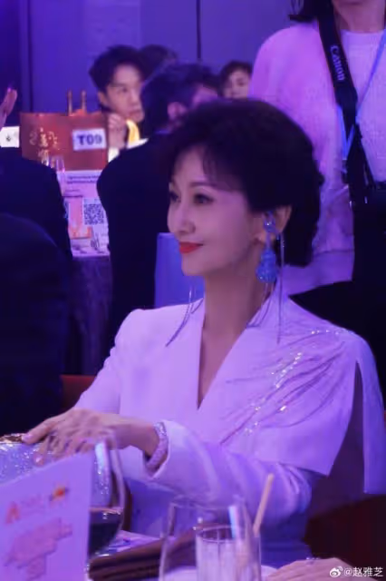 70歲趙雅芝攜夫出席活動,與郭晶晶婆婆等港星同框,不像七旬老人