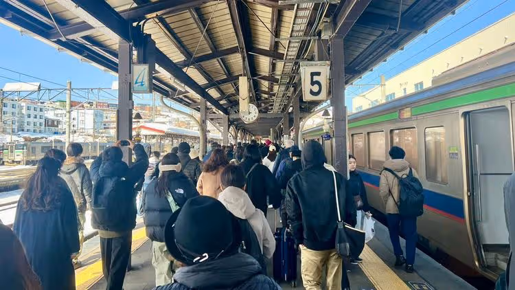 北海道小樽也為「觀光公害」頭痛　外國遊客擠爆公車、當地人上不去