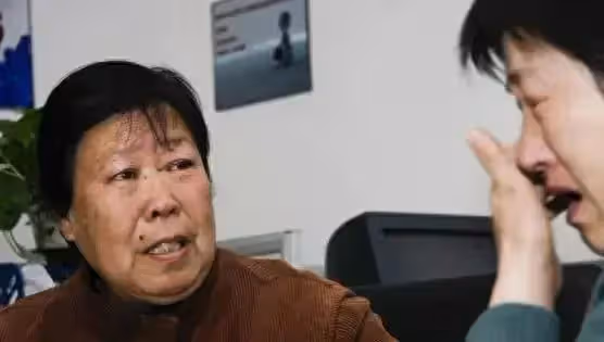 親家去旅遊，發文感謝兒子孝順，我掛失工資卡，他們回不去家了