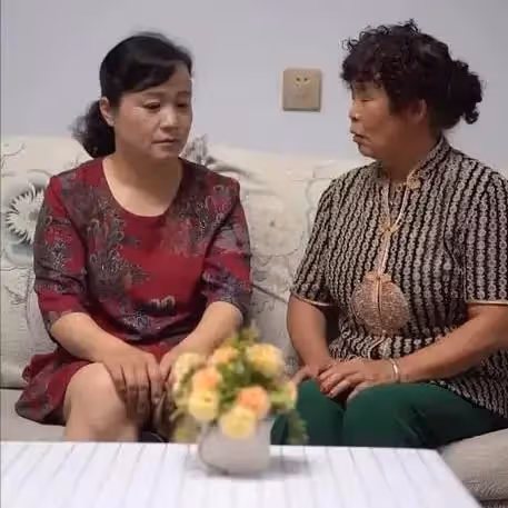 親家去旅遊，發文感謝兒子孝順，我掛失工資卡，他們回不去家了