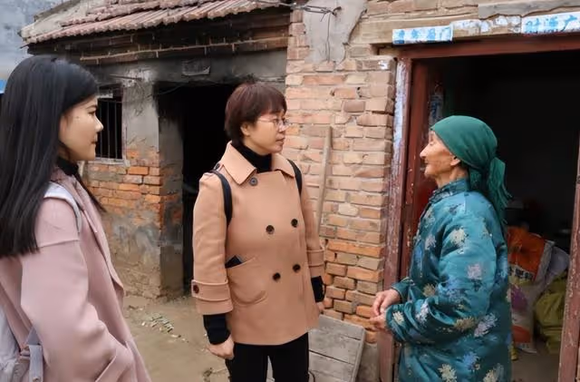 外婆把房分給舅舅，18萬給我媽，她走後，舅舅喊住大家：重分一下