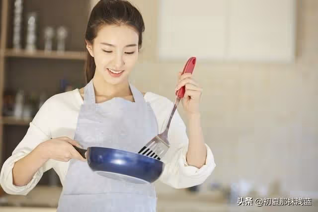 我老公是大哥！於是每年過年「我都伺候回家的小叔和小姑一家」今年過年「廚房裡聽到小叔和小姑飯桌上一句話」我哭了