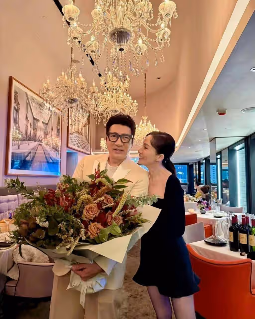 TVB男星單立文慶祝65歲生日！圈中好友現身送祝福，妻子甜蜜獻吻