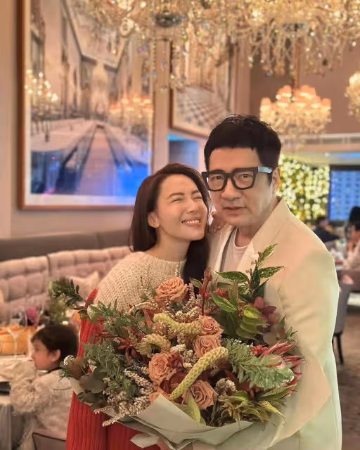 TVB男星單立文慶祝65歲生日！圈中好友現身送祝福，妻子甜蜜獻吻