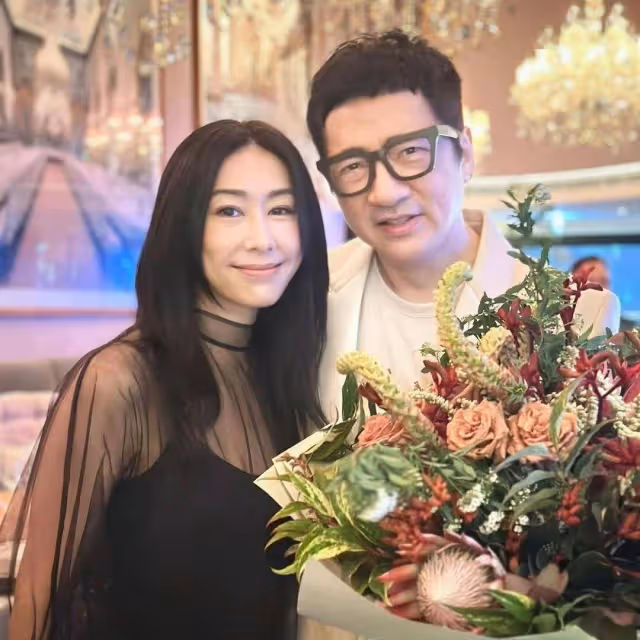 TVB男星單立文慶祝65歲生日！圈中好友現身送祝福，妻子甜蜜獻吻