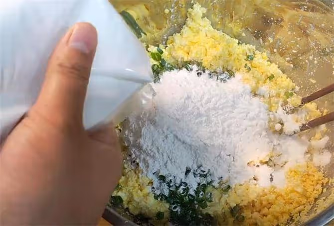 孩子一直想吃這個餅，20元買了8支鮮玉米，邊吃邊說真香
