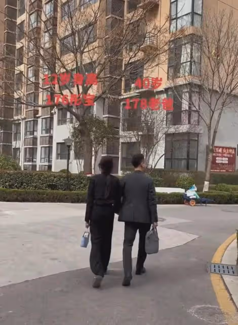 40歲的爸爸牽著12歲的女兒，爸爸178，女兒176，媽媽：老母親羨慕