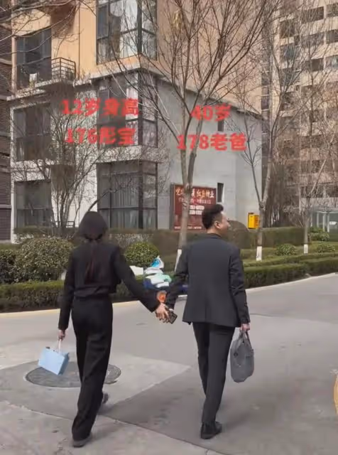40歲的爸爸牽著12歲的女兒，爸爸178，女兒176，媽媽：老母親羨慕