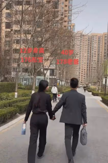 40歲的爸爸牽著12歲的女兒，爸爸178，女兒176，媽媽：老母親羨慕