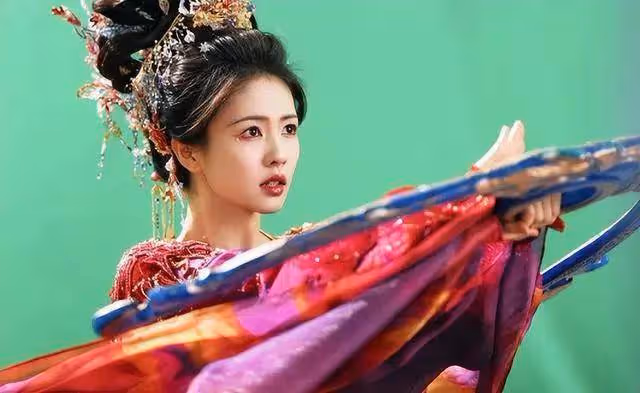 於正直播懟白鹿粉絲,低分導演堅決不換,網友:他對得起白鹿