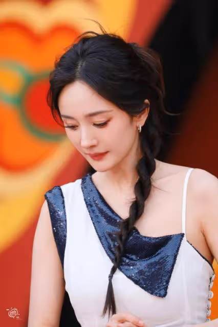 楊冪:內地娛樂圈獨領風情,身姿無與倫比!