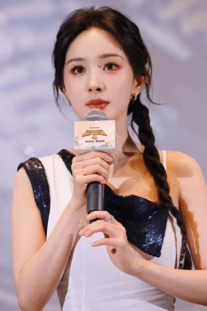楊冪:內地娛樂圈獨領風情,身姿無與倫比!