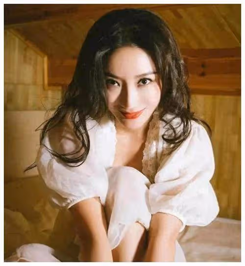 講真!王李丹妮的完美身材引發熱議,驚艷眾人!