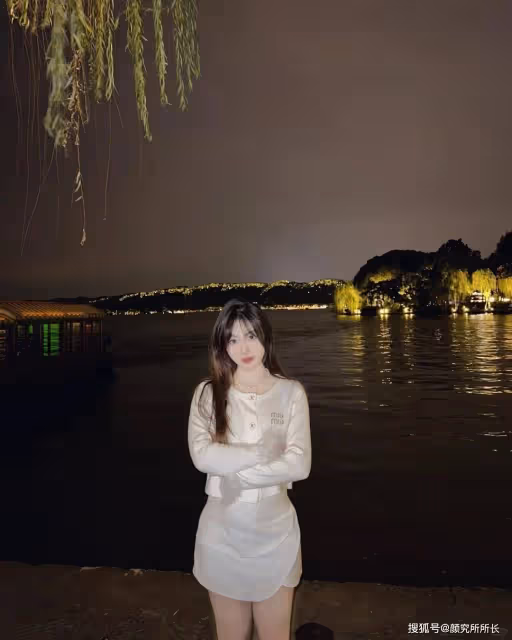 19歲極品尤物時尚穿搭：綠意盎然間的清新女神 白色套裝演繹自然優雅風尚