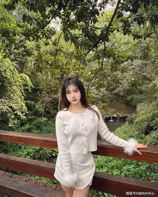 19歲極品尤物時尚穿搭：綠意盎然間的清新女神 白色套裝演繹自然優雅風尚