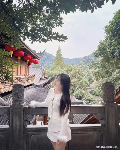 19歲極品尤物時尚穿搭：綠意盎然間的清新女神 白色套裝演繹自然優雅風尚