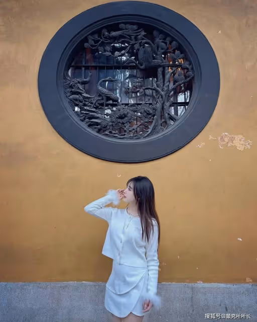19歲極品尤物時尚穿搭：綠意盎然間的清新女神 白色套裝演繹自然優雅風尚