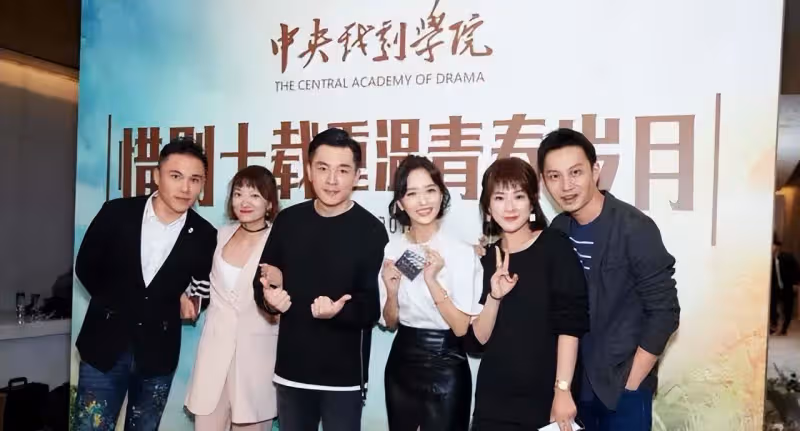 佟麗婭自稱「全班最丑」,看了合照才知道,這是什麼神仙班級!