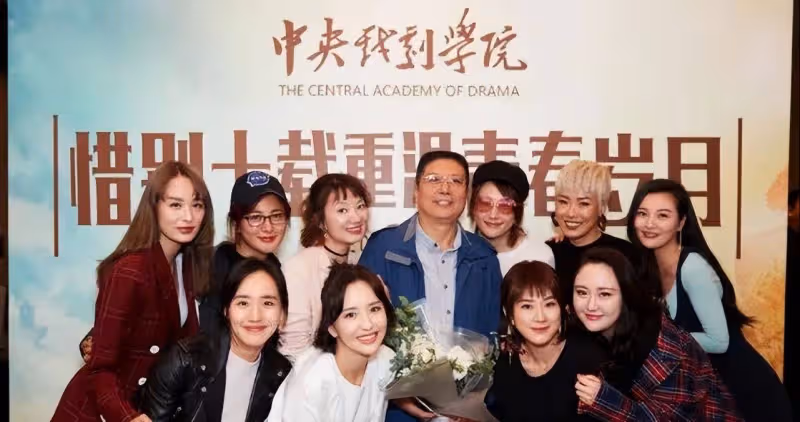 佟麗婭自稱「全班最丑」,看了合照才知道,這是什麼神仙班級!